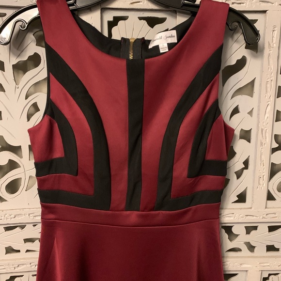 EMERALD SUNDAE NICE BURGUNDY RED & BLACK ACCENTS SLEEVELESS MINI DRESS - Picture 6 of 10